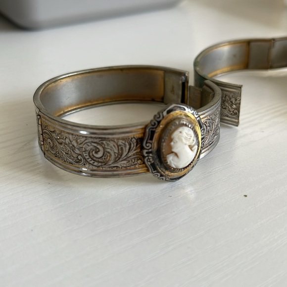 Vintage Coro Cameo Bracelet - Picture 11 of 11